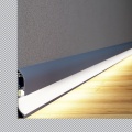 Aluminiowa listwa przypodłogowa LED SKIRT10 biała malowana z kloszem - realizacja z przekrojem
