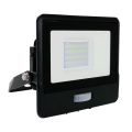 Naświetlacz LED z czujnikiem ruchu i mufą - 30W 78lm/W czarny - VT-138S-B