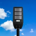 Solarna latarnia uliczna LED VIA z panelem fotowoltaicznym i pilotem - 100W 1200lm 6000K IP54 - EKO9094 - realizacja