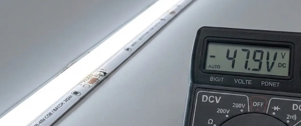 Jak taśmy LED 48V eliminują problem przygasania światła na końcu linii?
